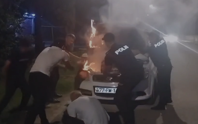 Yanan maşındakı şəxsləri polislər xilas etdi
