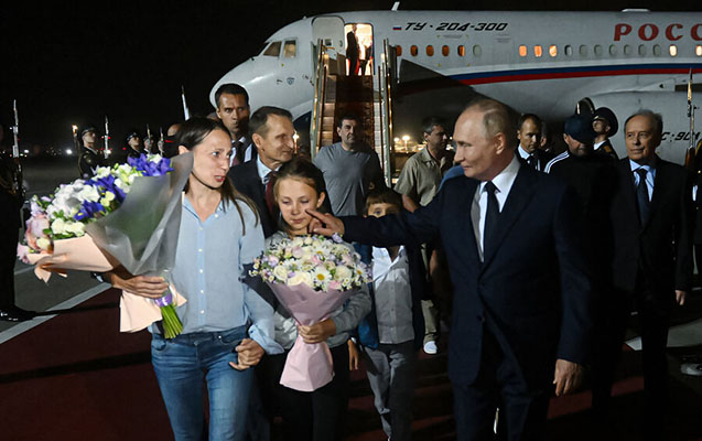 Putin onları hava limanında qarşıladı