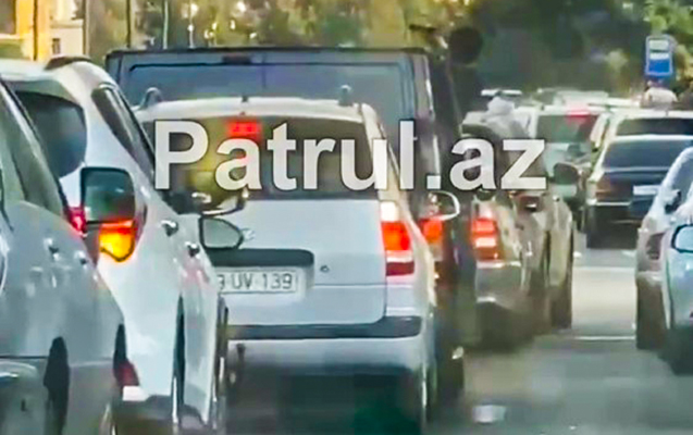 Yolun ortasında maşının qapısını açıb ətrafa silah tuşladı