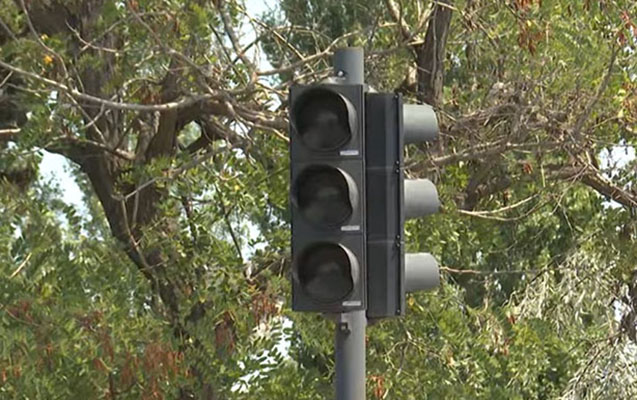 Bu yoldakı işıqfor bir ildən çoxdur quraşdırılsa da istifadəyə verilmir