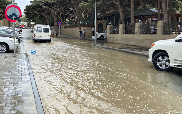 Badamdarda su borusu partladı, küçəni su basdı