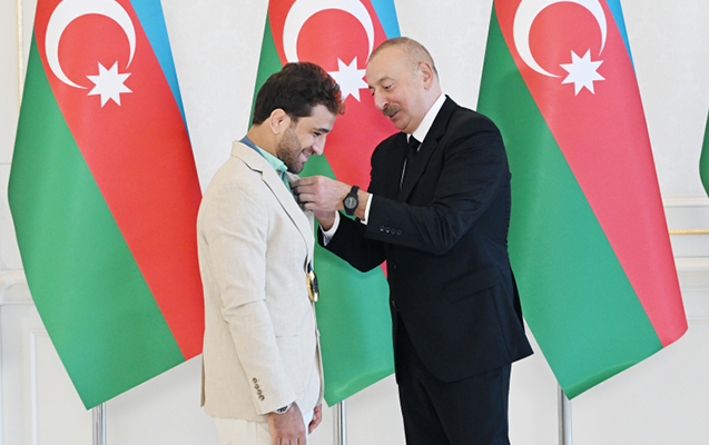 İlham Əliyevin idmançıları təltif etdiyi anın görüntüləri