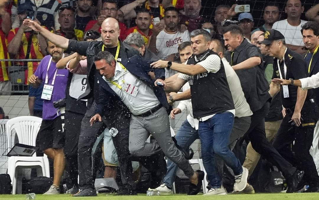 Ali Koça butulka atdılar, yıxıldı