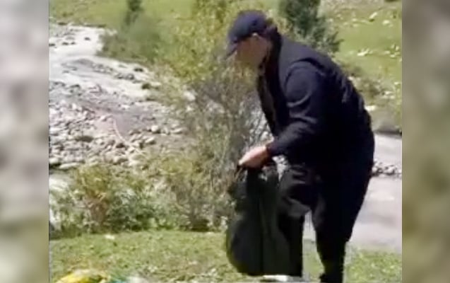 Japarov dağda zibil topladı