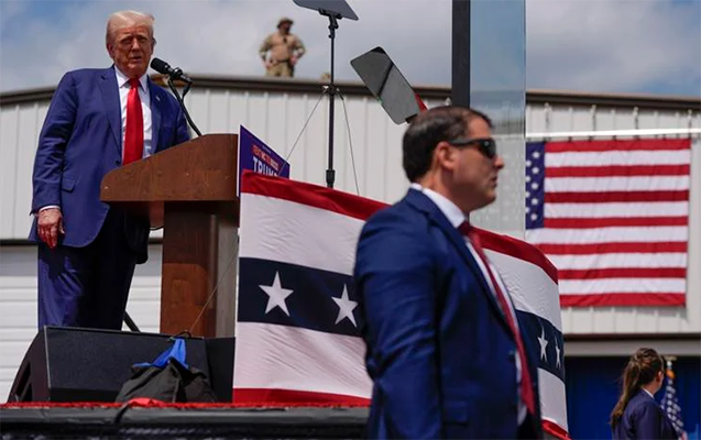 Tramp gülləkeçirməz şüşə arxasında...