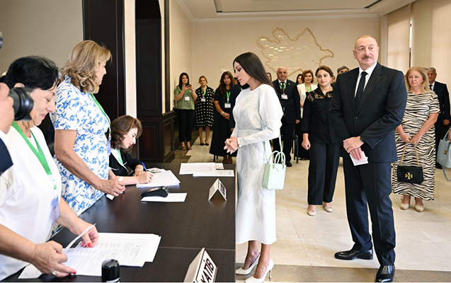 İlham Əliyev ailəsi ilə belə səs verdi