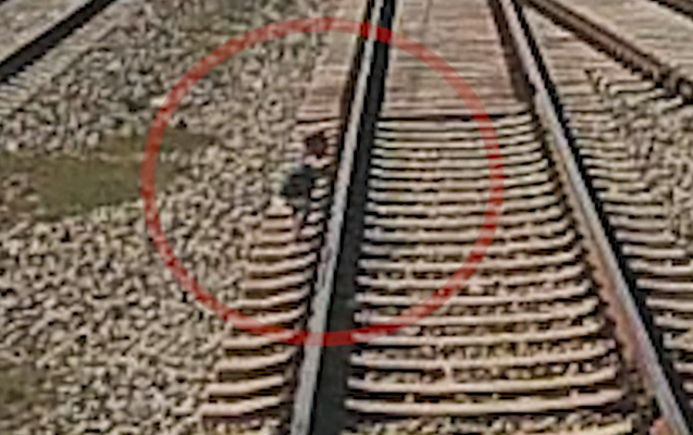 Azərbaycanda qatar yoluna çıxan körpə son anda xilas edildi