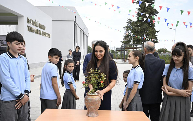 Məktəblilərdən Leyla Əliyevaya hədiyyə