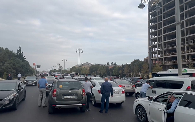 8 Noyabr prospektində hərəkət yenə dayandı