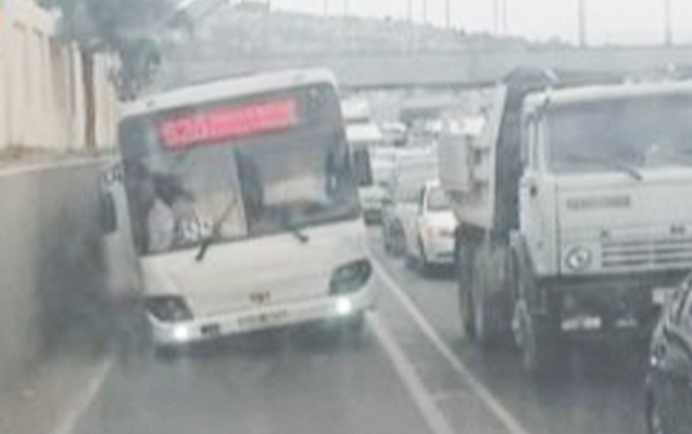 525 saylı avtobusda sərnişinlər belə daşınır