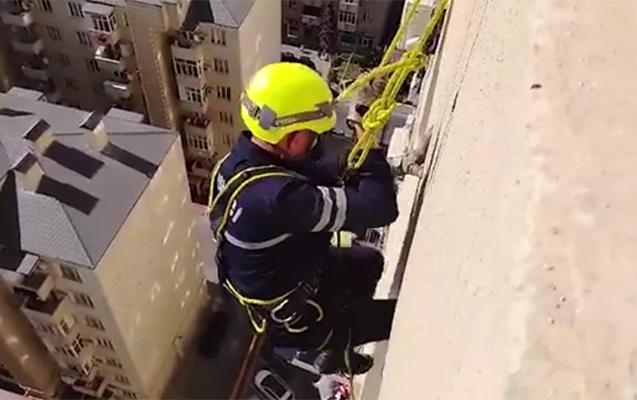 Qapı arxasında qalan azyaşlı belə xilas edildi