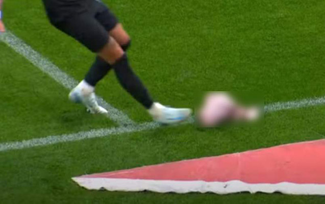 Derbi matçında meydana donuz başı atdılar