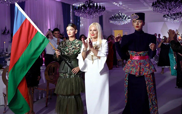 Məşhur modelyer-dizaynerin “Zəfər” sevinci