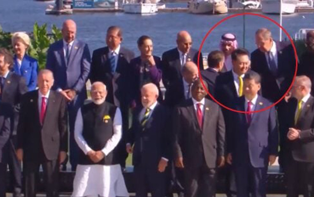 Lavrov Makronun əlini niyə sıxdığını açıqladı