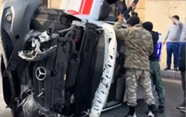 Bakıda təcili tibbi yardım maşını aşdı