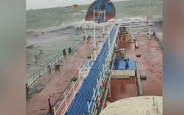 Rusiya tankeri iki yerə bölündü