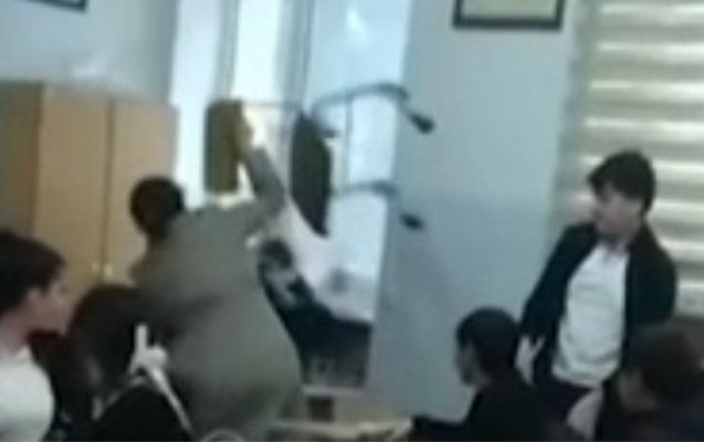 Müəllim şagirdi stulla vurdu, cəzalandırıldı