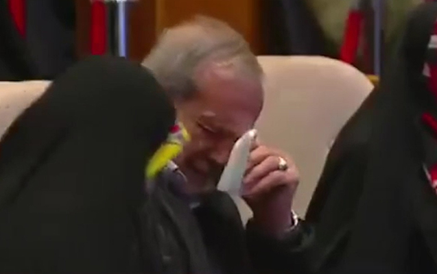 Qəzada ölən xanımının fotosunu görüb ağladı