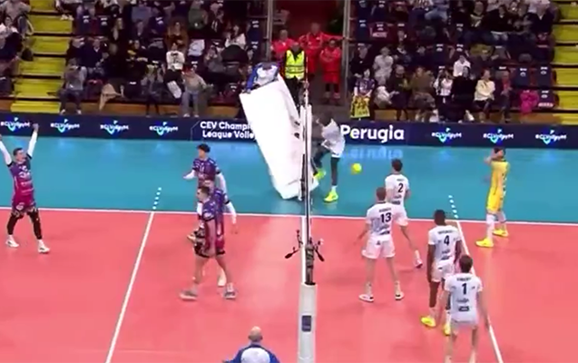 Topu qarşılamaq istədi, hakimi yıxdı