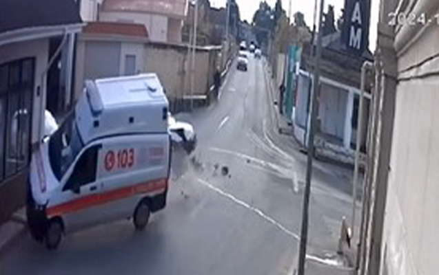 Bakıda təcili yardım maşınının aşdığı qəzanın görüntüləri