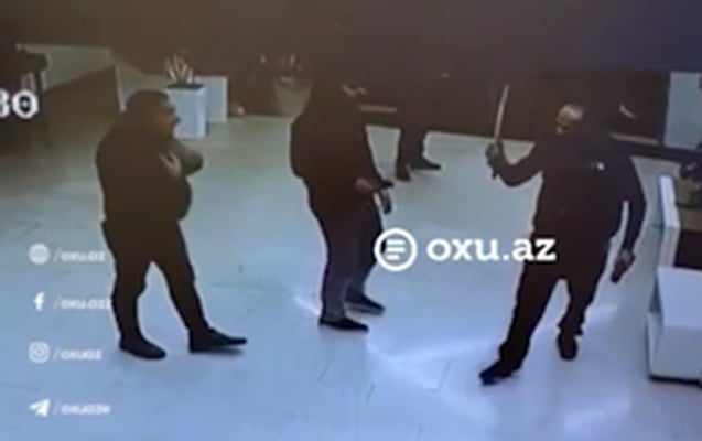 Bakıda yaşayış kompleksində xəncərli hücum