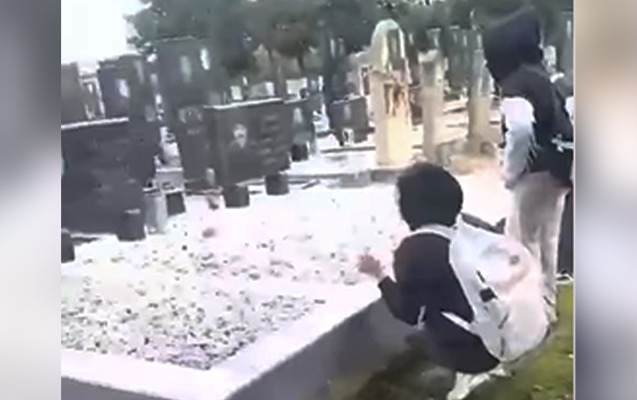 Şagirdlər qəbiristanlıqda qeyri-etik hərəkətlər etdilər