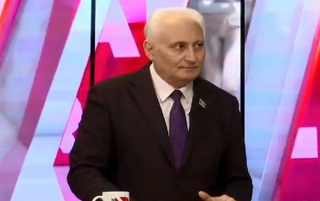 Hikmət Babaoğlunun canlı yayımda halı pisləşdi