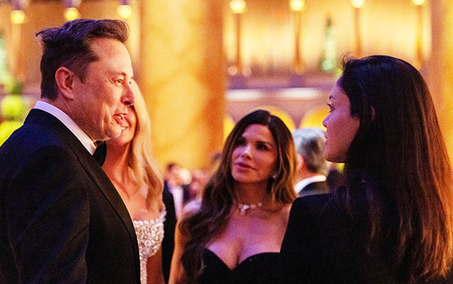 Mask ilk dəfə 3 övladının anası ilə