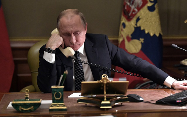 Putin vacib zəngə görə iclası tərk etdi