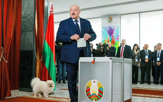 Lukaşenko səsverməyə iti ilə gəldi