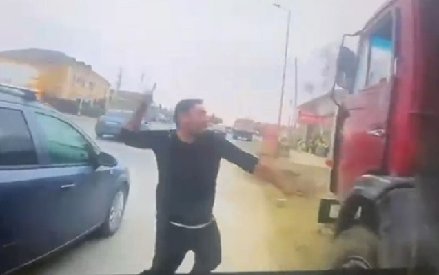 Həmin sürücü maşının şüşələrini özü qırıb