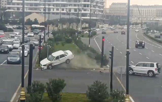 8 Noyabr prospektində avtomobil belə aşdı