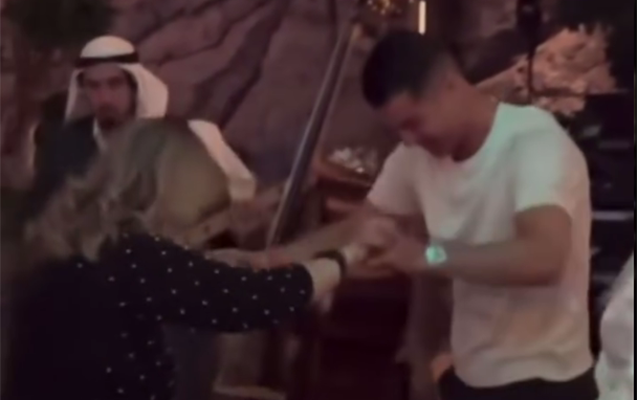 Ronaldo ad günündə anası ilə belə rəqs etdi