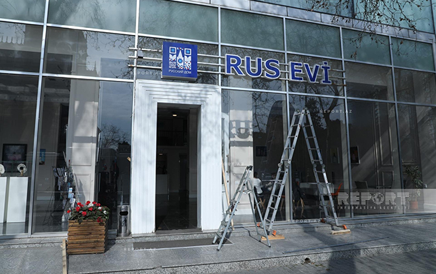 “Rus Evi”nin binasındakı lövhə sökülür