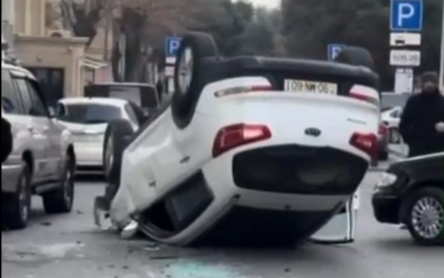 Bakının mərkəzində 4 maşını əzən “Kia” aşdı