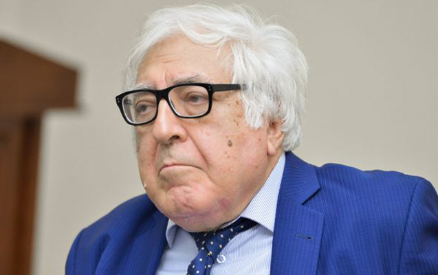 her-seyi-qoparmaq-isteyirler-ilde-15-manat-vermeye-qiymirlar