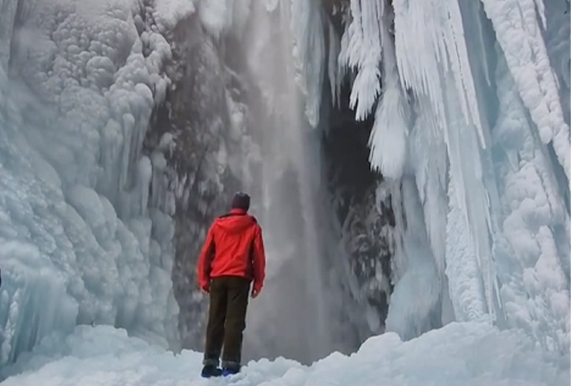 Zaqatalada donan şəlalənin əsrarəngiz