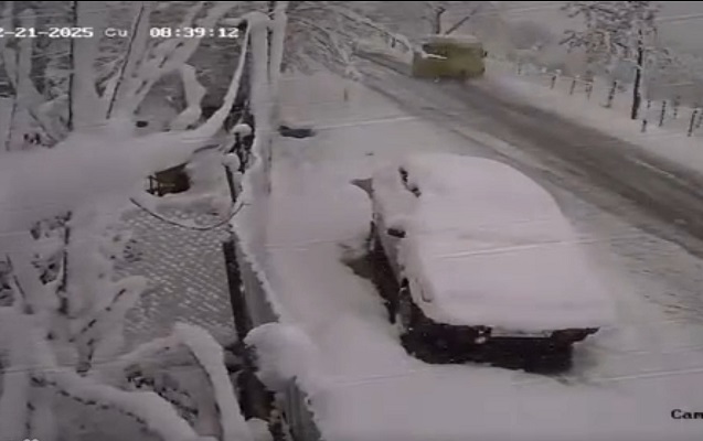 Qarlı yolda mikroavtobus belə aşdı