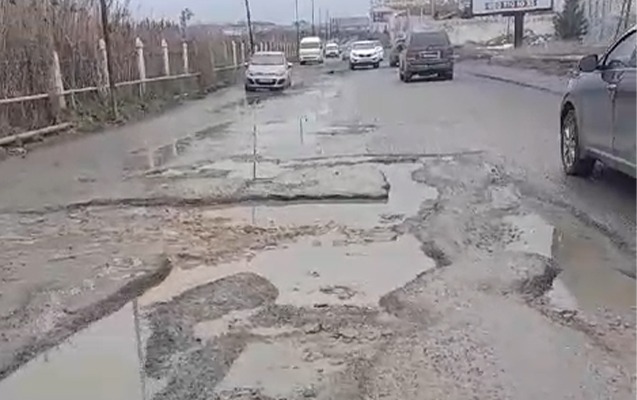 Xırdalanda universitetə gedən yolda acınacaqlı vəziyyət