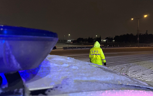 Polis qarlı havada vətəndaşlara belə kömək edir