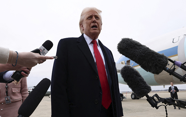 Müsahibə zamanı mikrofonu Trampın üzünə vurdu