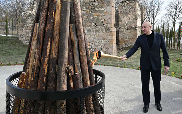 Prezidentlə xanımı sakinlərlə birlikdə Novruz tonqalı yandırdılar