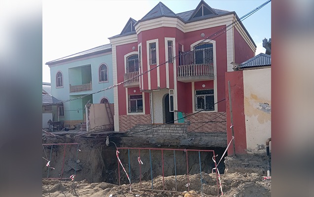 5 ay əvvəl çökən həmin ev hələ də bu vəziyyətdədir...