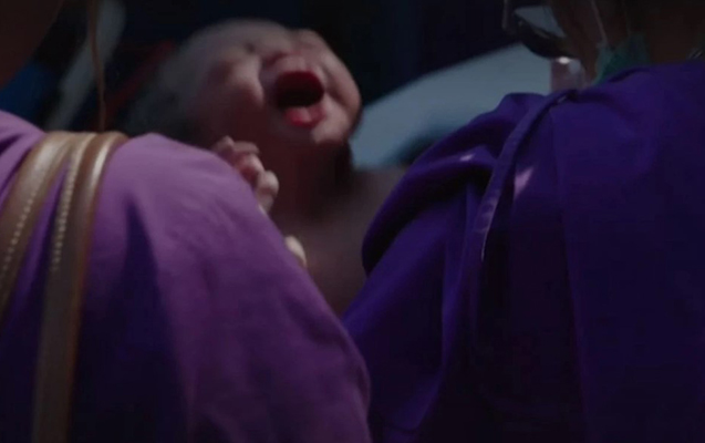 Zəlzələdən sonra küçədə körpə dünyaya gətirdi