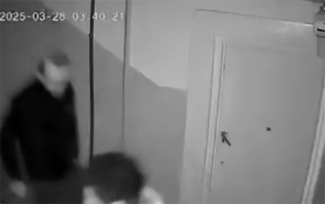 Polis binaların girişində oğurluq edənləri saxladı