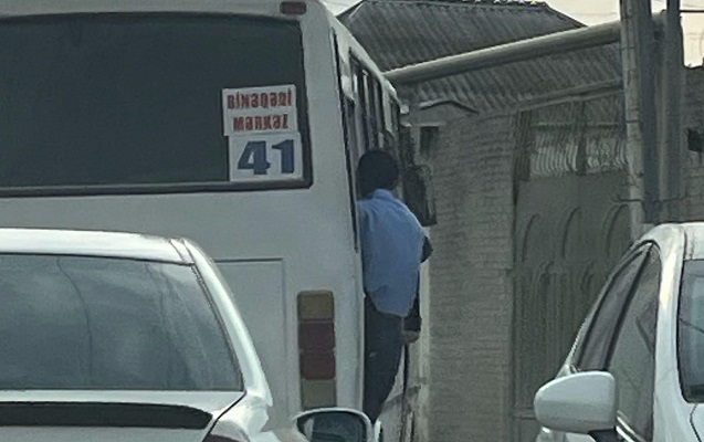 Sərnişinləri qapıdan asılı vəziyyətdə daşıdı