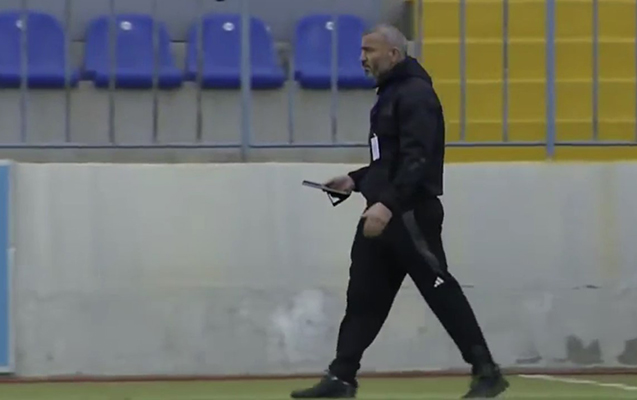 Qurban Qurbanov əsəbiləşdi, planşetə təpik vurdu