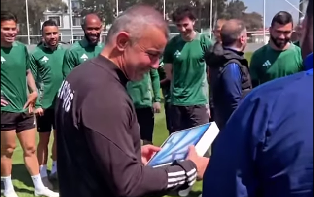 Futbolçuları Qurban Qurbanova yeni planşet aldı