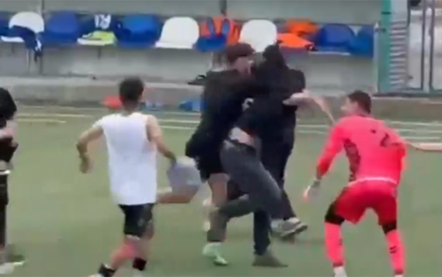 Türkiyədə azarkeş meydana girib futbolçunu bıçaqladı