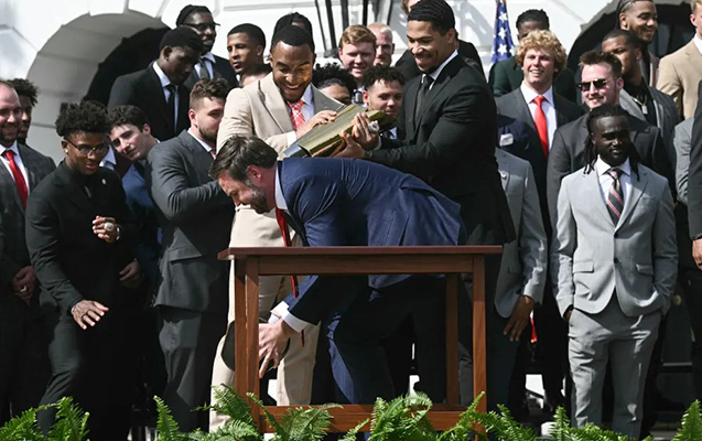 ABŞ-nin vitse-prezidenti kuboku əlindən yerə saldı